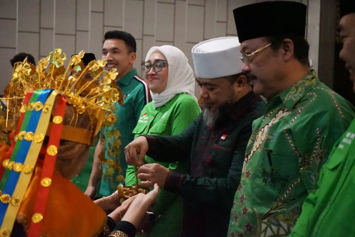 Gubernur Bengkulu, Helmi Hasan didampingi Pengurus PKB Pusat dan DPW PKB Bengkulu, disambut tari adat saat menghadiri Muswil DPW PKB Provinsi Bengkulu tahun 2026.(Foto/Ist)  