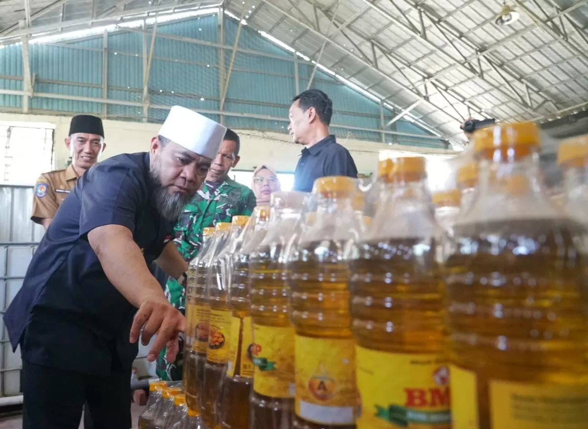 Gubernur Bengkulu, Helmi Hasan meninjau rumah produksi minyak goreng kelapa sawit Bumi Merah Putih di kawasan Sawah Lebar, Kota Bengkulu.(Foto/Ist)
