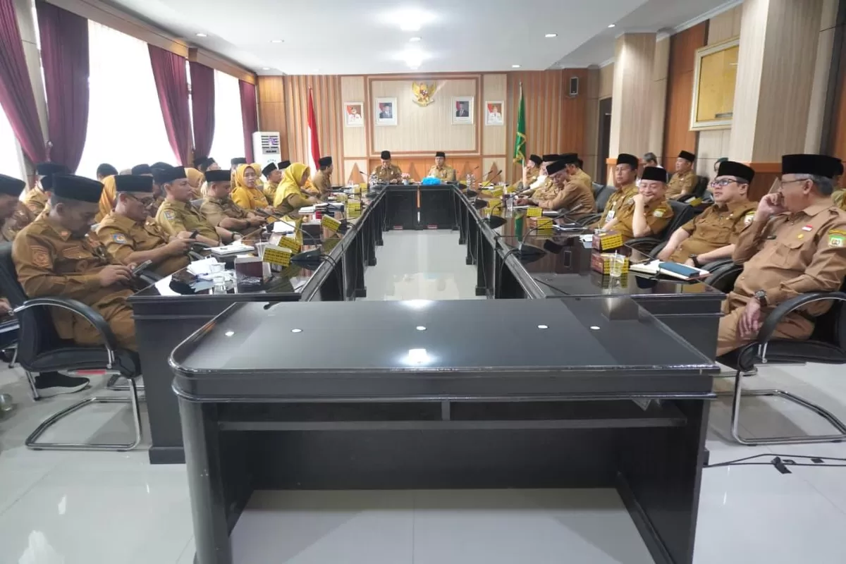 Sekdaprov Bengkulu, Herwan Antoni pimpin rapat dengan para kepala OPD lingkup Pemprov Bengkulu terkait kometmen ASN untuk menyukseskan program bantu rakyat.(Foto/Ist) 