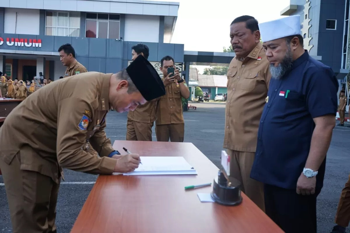 Sekdaprov Bengkulu, Herwan Antoni menandatangani surat pernyataan tidak pungli mewakili para kepala OPD lingkup Pemprov Bengkulu disaksikan Gubernur Helmi Hasan dan Wagub Mian.(Foto/Ist)