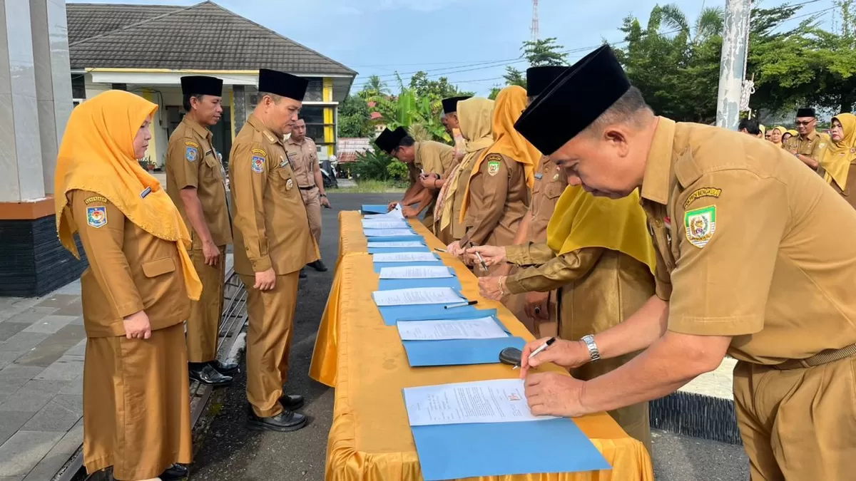 Sekdaprov Bengkulu, Herwan Antoni menyaksikan ASN  menandatangani fakta integritas tidak pungli dan gratifikasi.(Foto/Ist) 
