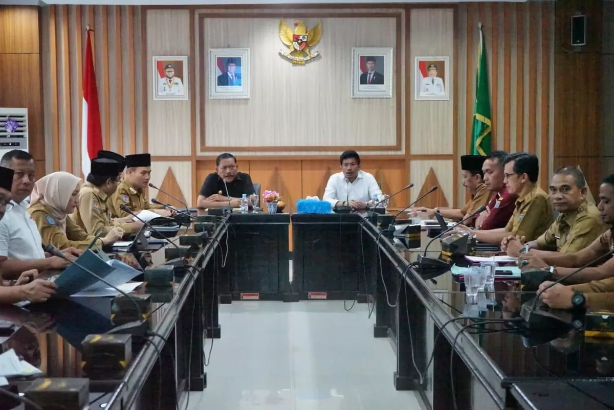 Wagub Bengkulu, Mian dampingi Bupati Bengkulu Utara, Arie Septia Dinata memimpin rakor pembangunan kampung nelayan dan perbaikan  jalan dan jembatan  di wilayah tersebut pada tahun 2026.(Foto/Ist)