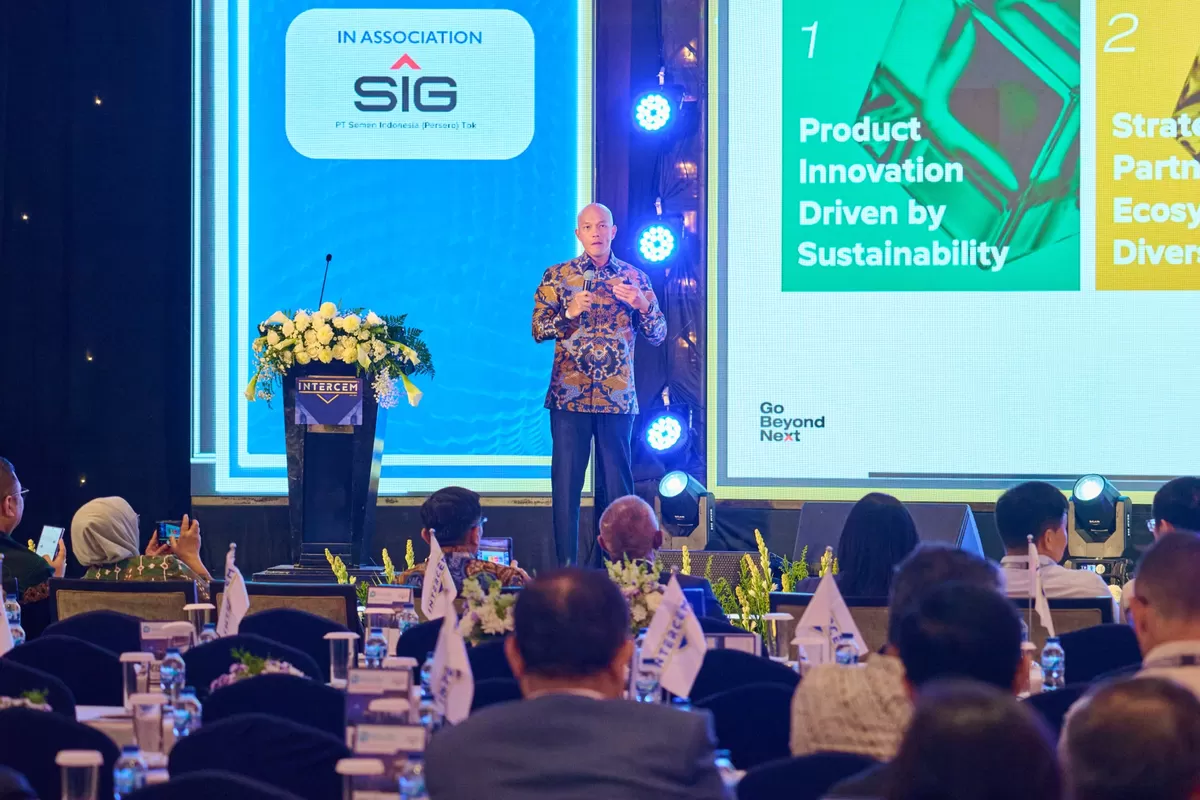 Wakil Direktur Utama SIG, Andriano Hosny Panangian memberikan paparan pada konferensi &rdquo;Leading Sustainable Building Solution for a Resilient Future&rdquo; dalam rangkaian INTERCEM Asia 2026. (SIG)