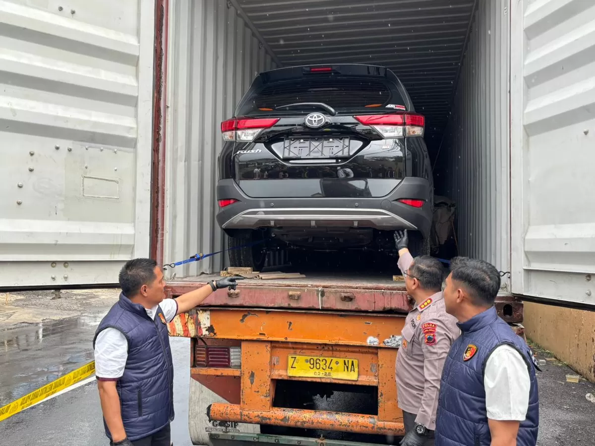 Ribuan kendaraan ilegal diselundupkan ke luar negeri pakai dokumen palsu. Polda Jateng akhirnya bongkar jaringan ini&mdash;puluhan unit diamankan, miliaran rupiah berputar di balik bisnis gelap.