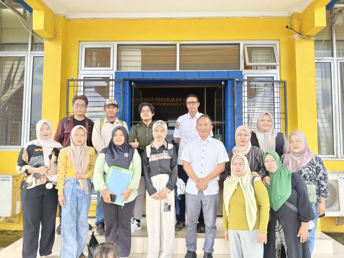 Sejumlah ibu dari pesisir Sungai Lemue, Pondok Kelapa Bengkulu Utara datangi Dinas PUPR setempat terkait abrasi pantai yang telah merusak rumah warga.(Foto/Ist)  
