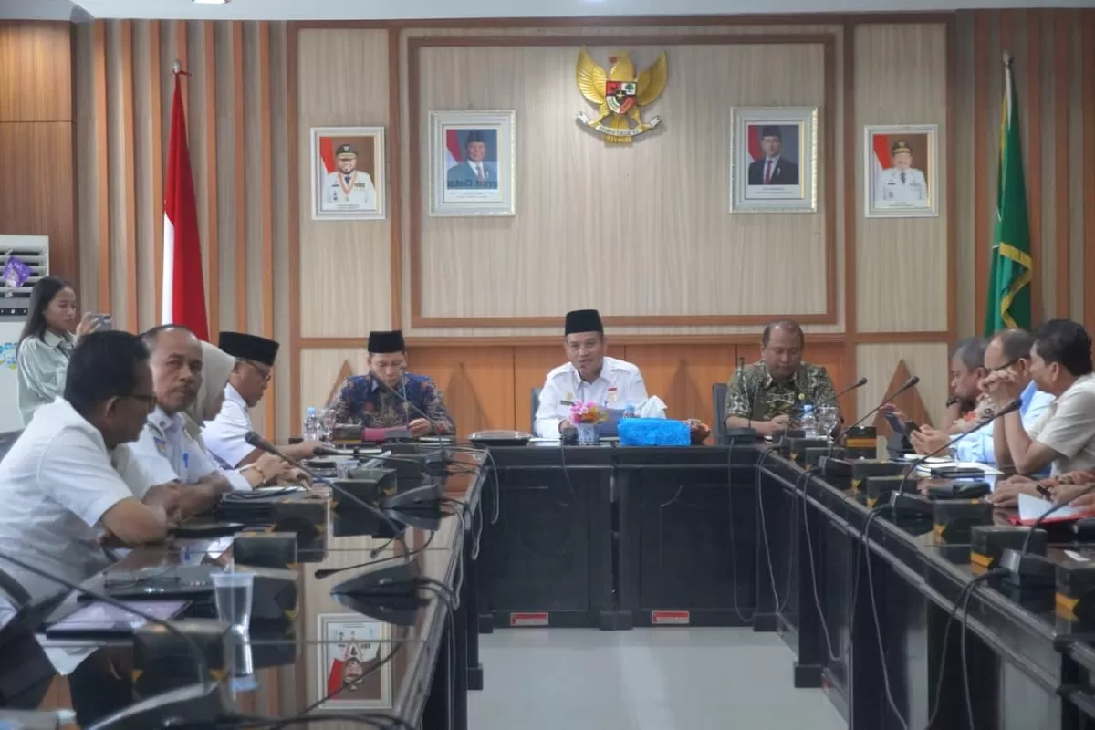 Sekda Bengkulu, Herwan Antoni (tengah) memimpin rapat persiapan menyambut kedatangan Menteri PPN/Kepala Bappenas Rachmat Pambudy dan Menag Nasaruddin Umar ke Bengkulu.(Foto/Ist) 