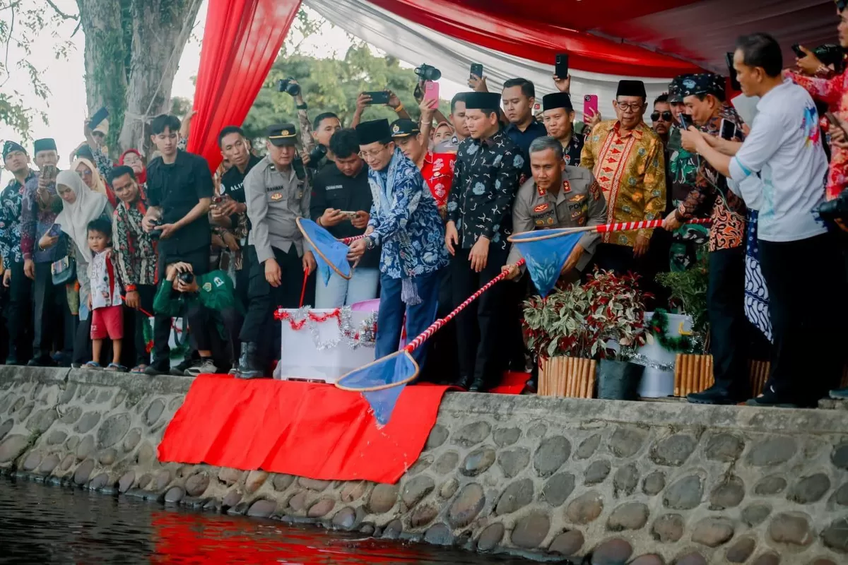 Menteri Agama, Nasaruddin Umar bersama Kapolda Bengkulu dan Wali Kota Bengkulu melepas bibit ikan di Danau Dendam Tak Sudah  Kota Bengkulu dalam kunjungan kerjanya ke Provinsi Bengkulu.(Foto/Ist)