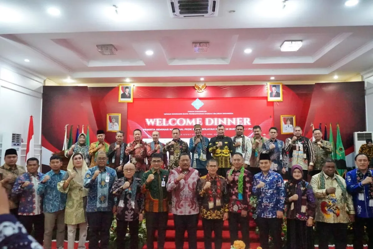 Wagub Bengkulu, Mian foto bersama peserta seminar nasional Bank Pembangunan Daerah (BPD) Wilayah Barat dalam rangka pencapaian target pertumbuhan ekonomi 8 persen.(Foto/Ist)