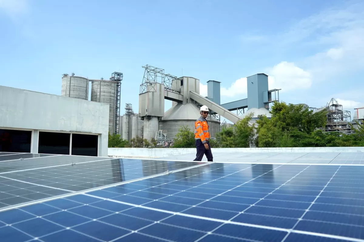 Fasilitas&nbsp;panel&nbsp;surya&nbsp;di atap gedung utama kantor SBI Pabrik Tuban, Jawa Timur, sebagai bagian dari upaya transisi menuju&nbsp;energi&nbsp;hijau.