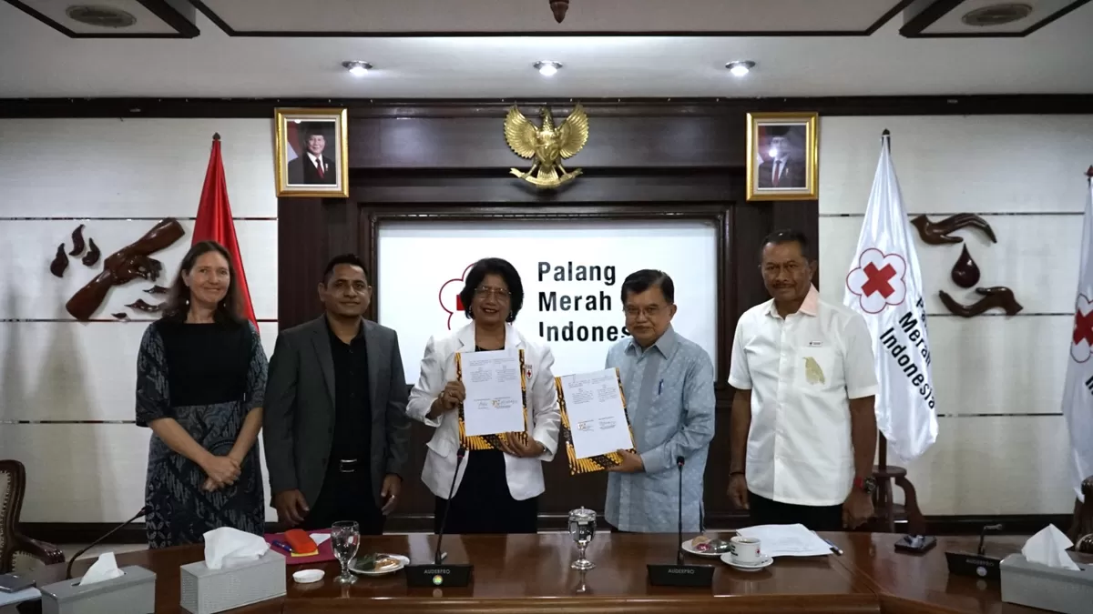 Ketua Umum PMI, Jusuf Kalla, dan Presiden CVTL, Madalena Fernandes Melo Hanja Costa Soares,  seusai menandatangani kerja sama (Ist)