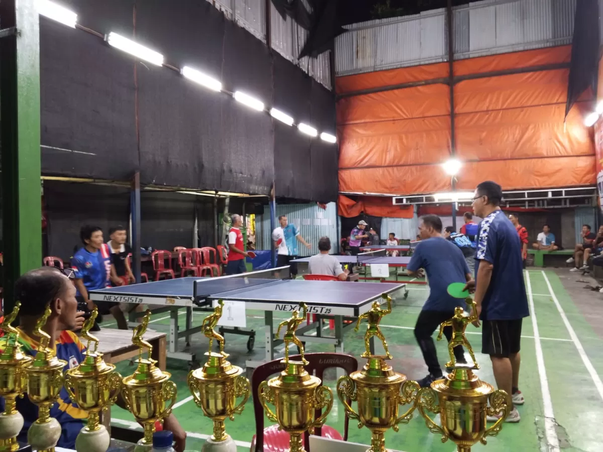 Para pemain tenis meja berlaga di Turmini Gelapa Series-3 2026 yang diadakan di PTM Phoenix, Kapuk Jakarta Barat, Sabtu, 24 April 2026 malam. (SP News/Rully Satriadi)