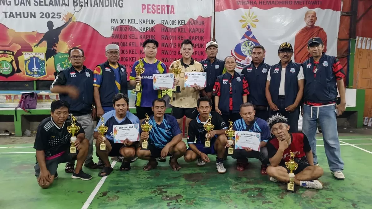 Para juara Turmini Gelapa Series 3 berfoto bersama panitia dan Ketua RW 01 Gelapa, Bontot seusai penyerahan hadiah, Minggu, 26 April 2026 malam. ((Istimewa))