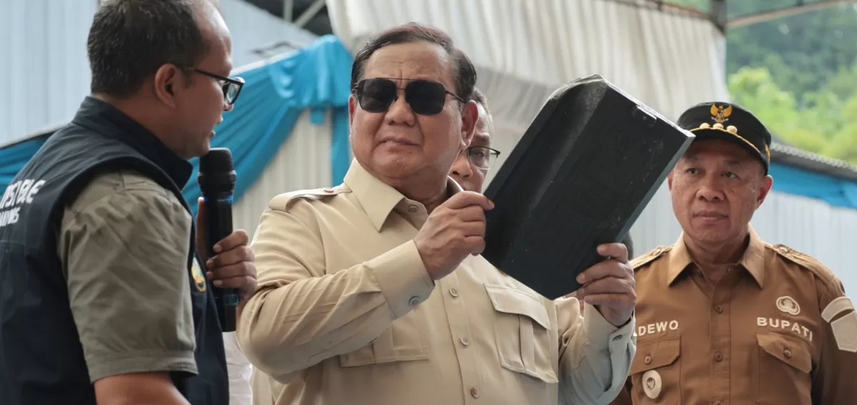 Presiden Mngamati sampah yang didaur ulang menjadi Genteng inovasi TPST BLE Banyumas Ist. 