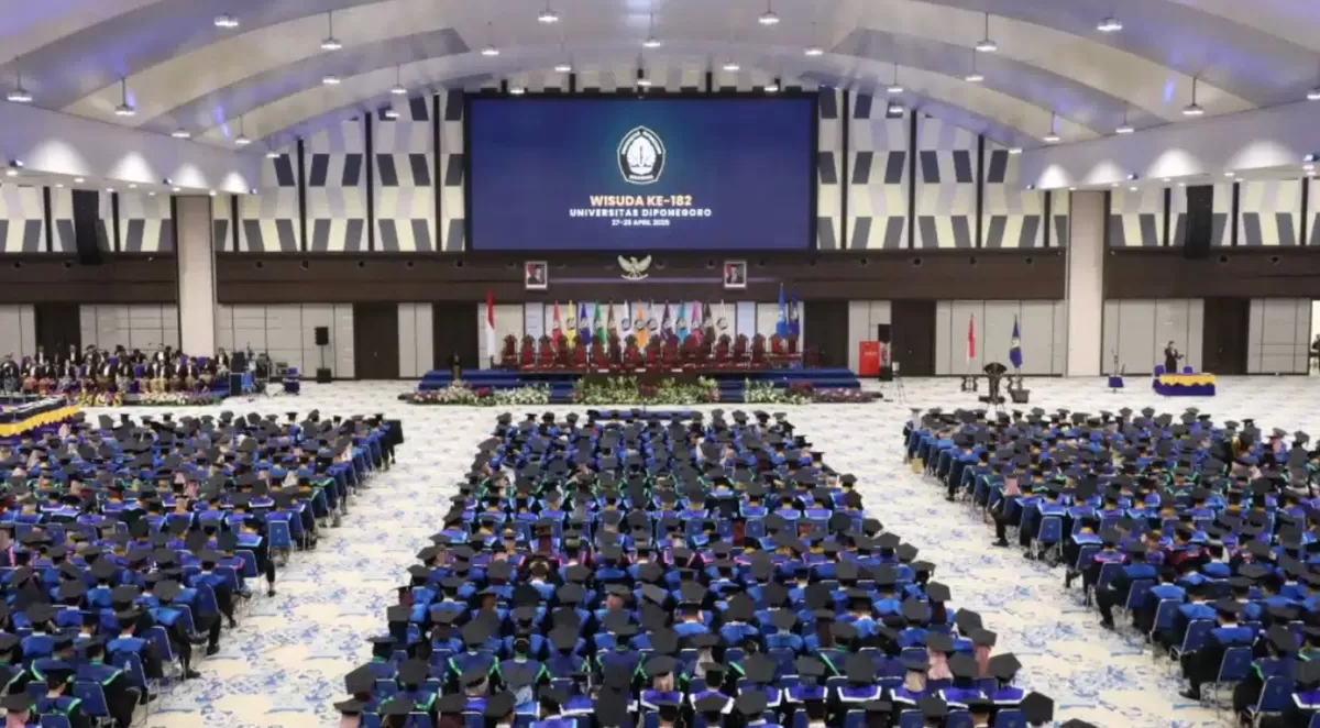 UNDIP wisuda 2.479 lulusan, 70% cumlaude. Peringkat dunia naik, inovasi kampus dan prestasi mahasiswa makin bersinar.