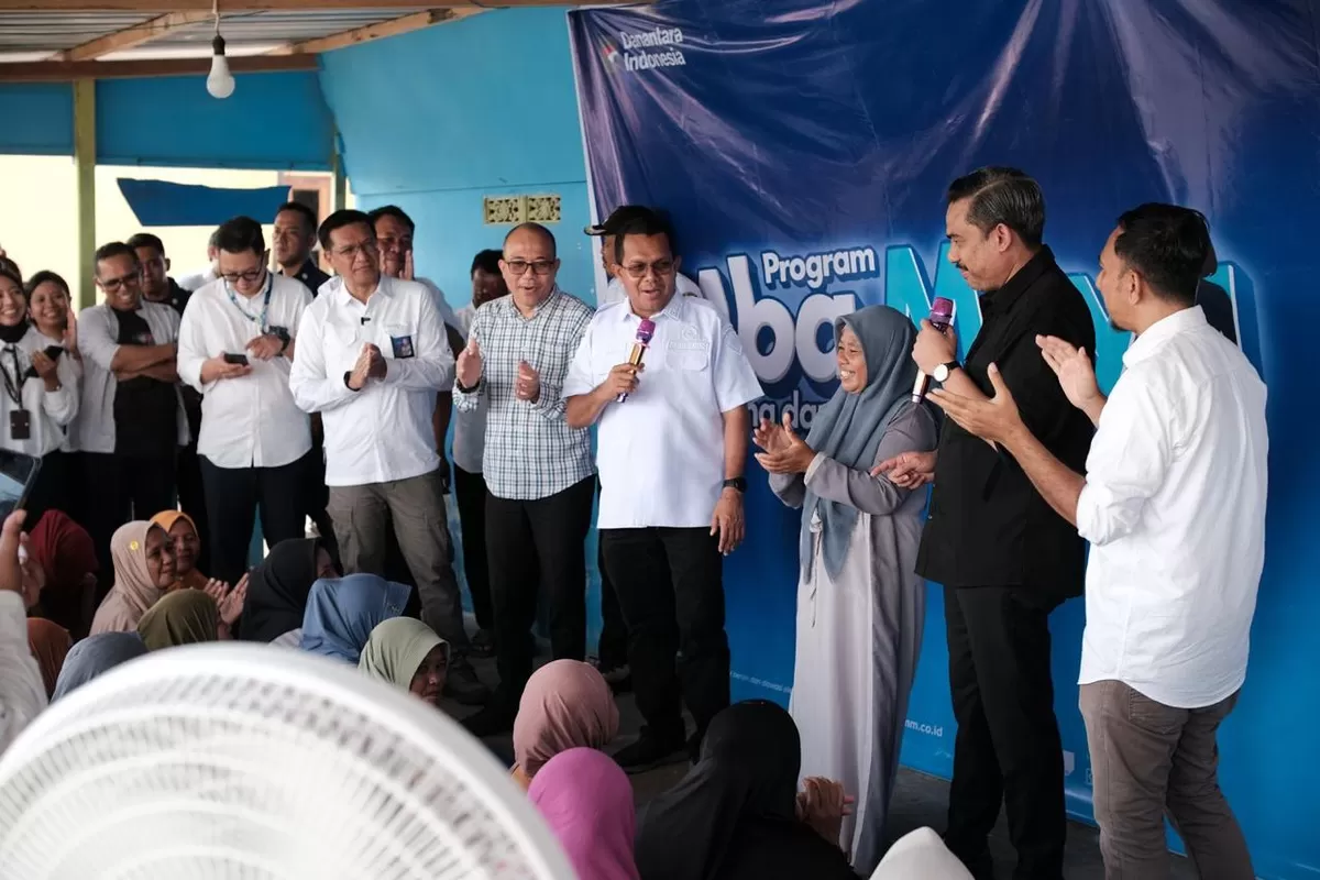 Menteri UMKM Maman Abdurrahman melakukan kunjungan kerja ke Pulau Rinca. Kehadirannya bertujuan menyapa masyarakat sekaligus melihat langsung implementasi program PNM dalam memperkuat sektor UMKM. (PNM)