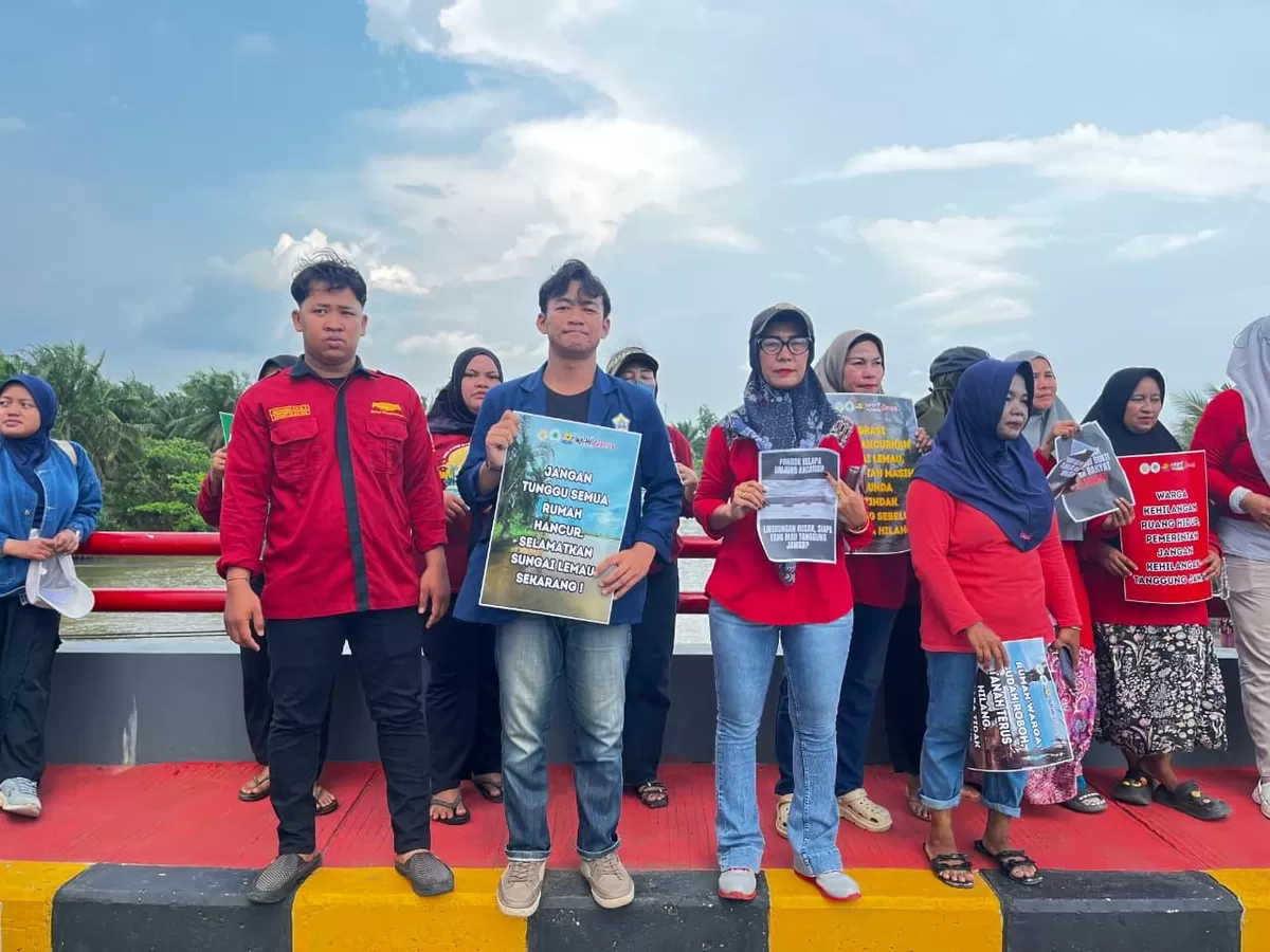Sejumlah pemuda dan mahasiswa tergabung Aliansi Muda Bengkulu menggelar aksi di Sungai Lemau, Bengkulu Tengah mendesak pemerintah segara mengatasi kerusakan ekologis di wilayah ini.(Foto/Walhi )