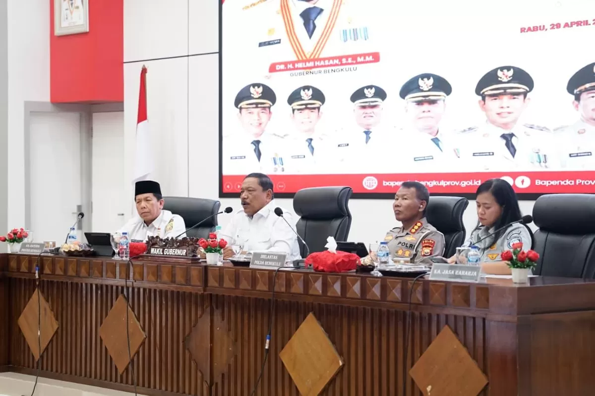 Wagub Mian pimpin rapat bersama Kepala Bapenda, Hardianto, Dirlantas Polda Bengkulu, Kombes Sudarno dan Kepala PT Jasa Raharja Bengkulu untuk peningkatan PAD melalui pemutihan PKB.(Foto/Ist)