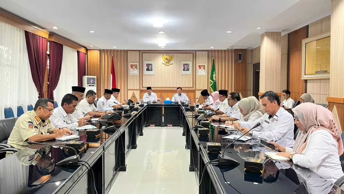 Sekdaprov Bengkulu, Herwan Antoni (kiri) pimpin rakor persiapan penyambutan  Menko Pangan, Zulkifli Hasan ke Bengkulu,   menghadiri rembuk tani, meresmikan Pasar Purwodadi di Bengkulu Utara.(Foto/Ist)