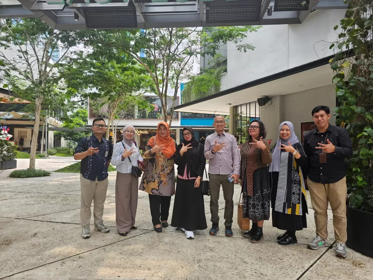 Tim Koordinator Daerah Khusus Jakarta dari Indonesia Creative Cities Network (ICCN) dan Fakultas Vokasi Universitas Negeri Surabaya (UNESA) melakukan audiensi dalam sebuah lunch meeting.