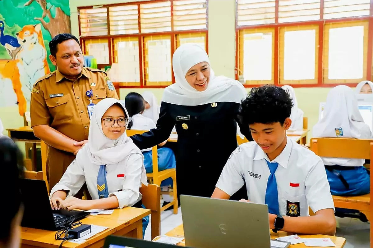 Gubernur Jatim Khofifah Indar Parawansa, menyaksikan dua siswa sedang praktik komputer. (Ist)