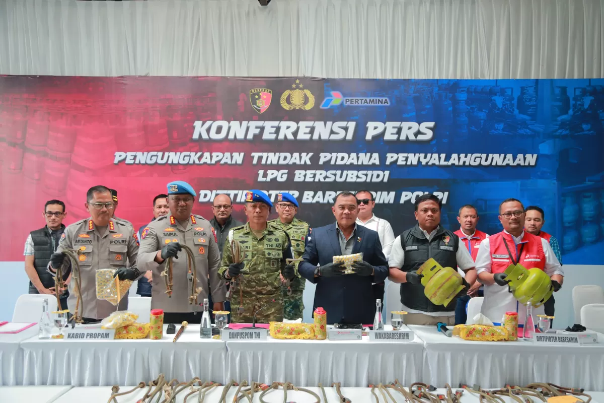 Wakabareskrim Polri Irjen Pol Nunung Syaifudin, Danpuspom TNI Mayjen TNI Yusri Nuryanto, Direktur Tindak Pidana Tertentu Bareskrim Polri Brigjen Pol Muhammad Irhamni, serta Executive General Manager 