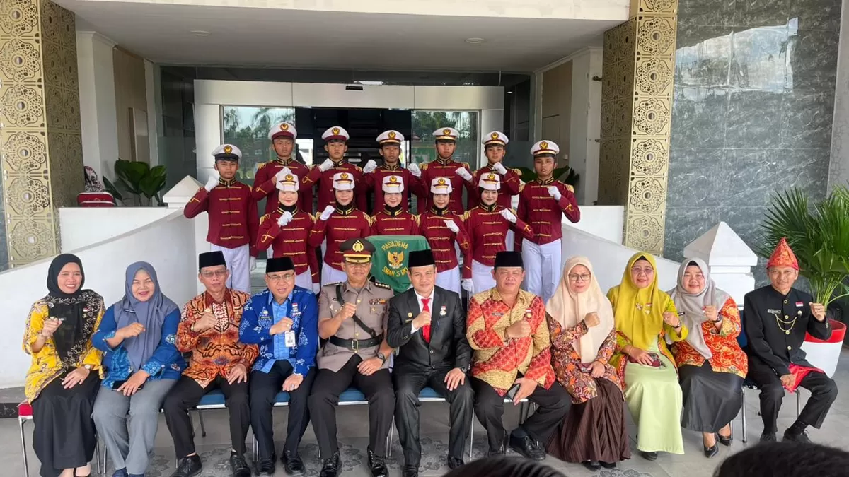 Sekdaprov Bengkulu, Herwan Antoni foto bersama Asisten dan sejumlah Kepala OPD lingkup Pemprov Bengkulu usia upacara Hardiknas tahun 2026 di kantor Gubernur Bengkulu.(Foto/Ist) 
