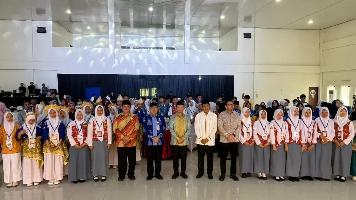 Asisten I Pemprov Bengkulu, Khairil Anwar foto bersama undangan dan pelajar pada acara lomba cerdas cermat (LCC) Empat Pilar MPR-RI di Asrama Haji Kota Bengkulu.(Foto/Ist)