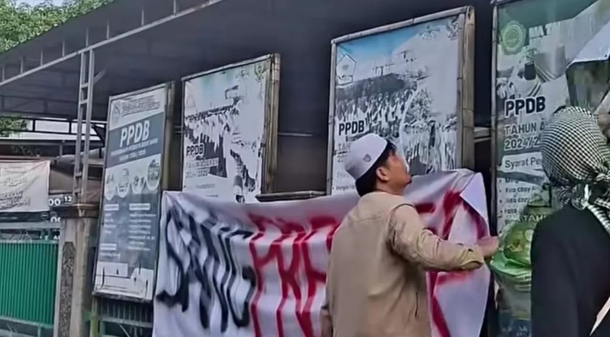 Massa datangi Ponpes di Pati usai oknum kiai diduga lakukan pencabulan pada santriwatinya. (Instagram/ekosuswanto_mbahto)