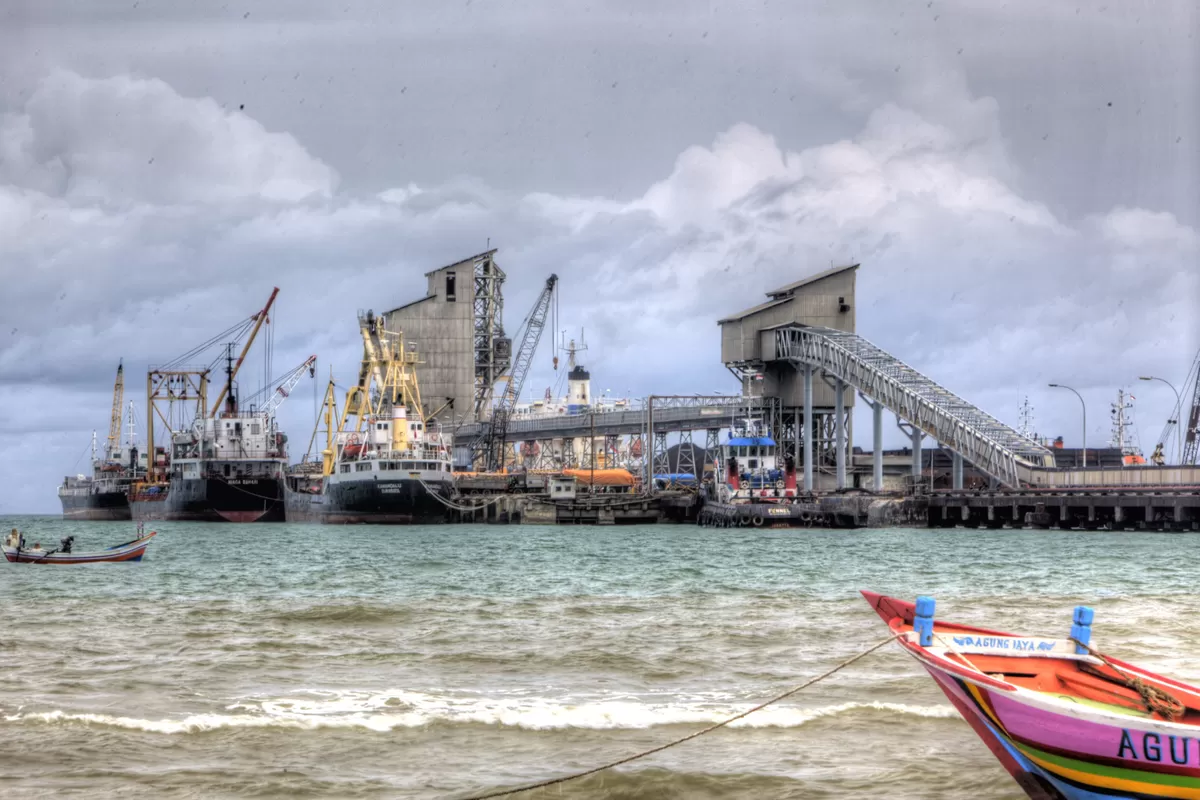 Fasilitas dermaga terminal khusus (tersus) SIG di Tuban, Jawa Timur.