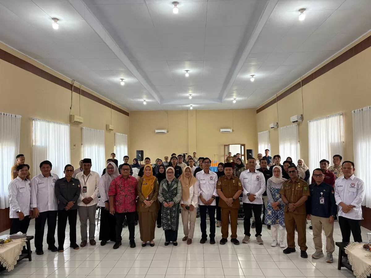 Ketua KPID Bengkulu, Tedy Cahyono dan Kepala Dinskomifotik Bengkulu, Nelly Alesa foto bersama undangan pada acara Bimtek Smiled pengawasan siaran digital.(Foto/Ist)