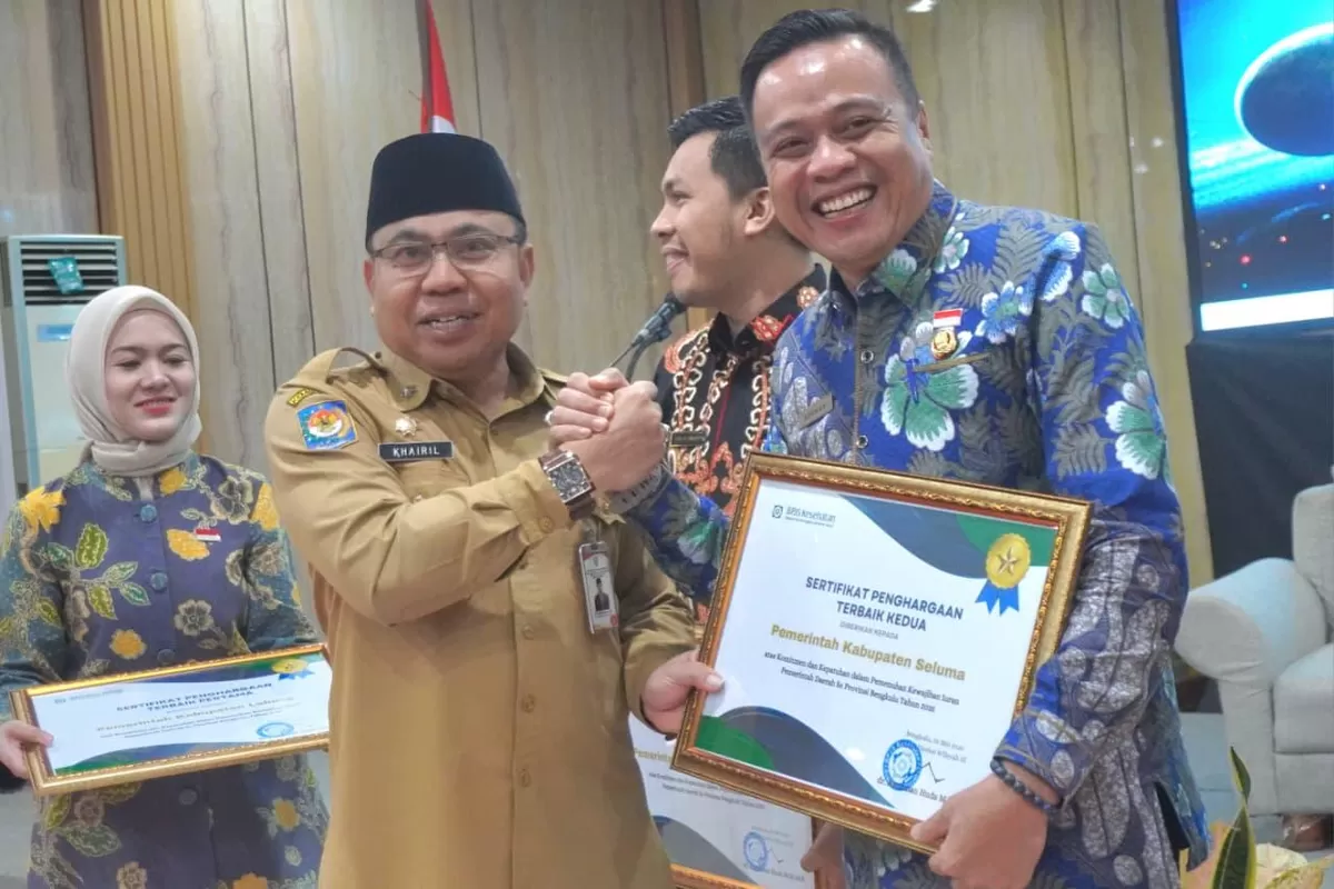Asisten I Pemprov Bengkulu, Khairil menyerahkan penghargaan kepada salah satu kabupaten terbaik di Bengkulu dalam kepatuhan membayar iuran BPJS kesehatan.(Foto/Ist)    