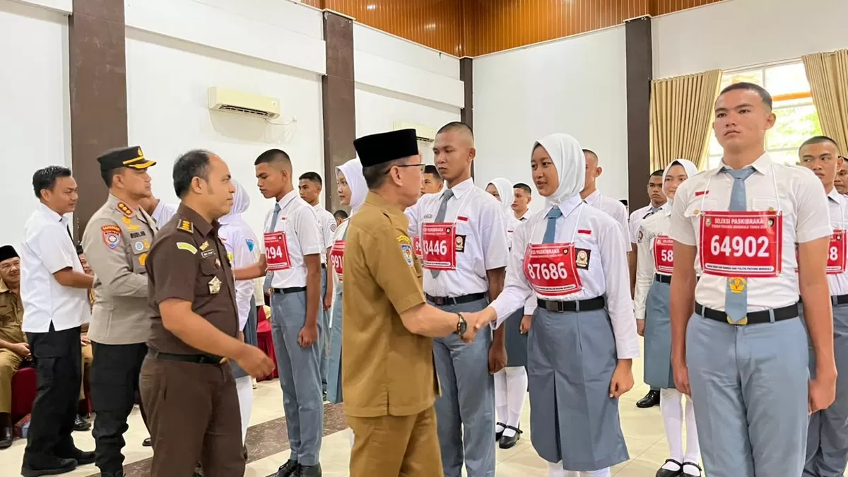 Asisten III Pemprov Bengkulu, Nandar Munadi menyalami para peserta seleksi anggota Paskibraka tahun 2026 tingkat provinsi dan nasional.(Foto/Ist)  