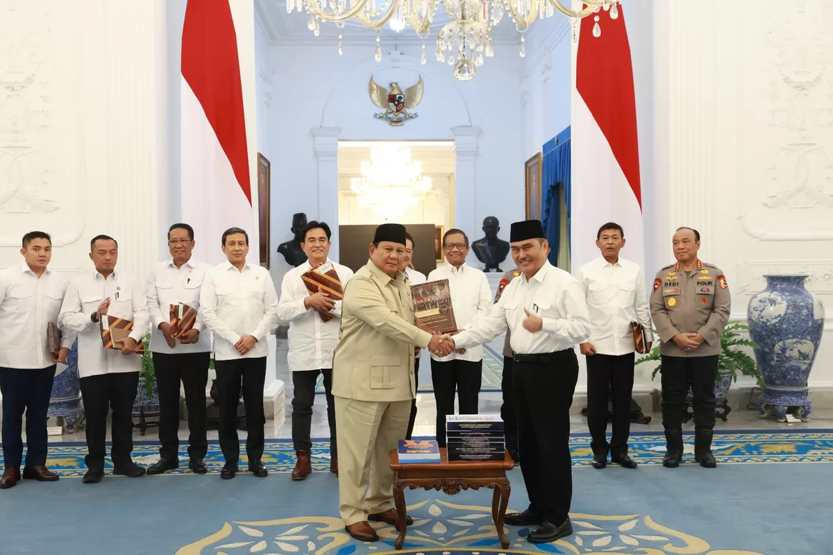 Tim Percepatan Reformasi Polri menyerahkan rekomendasi kepada presiden dok. Bakom RI