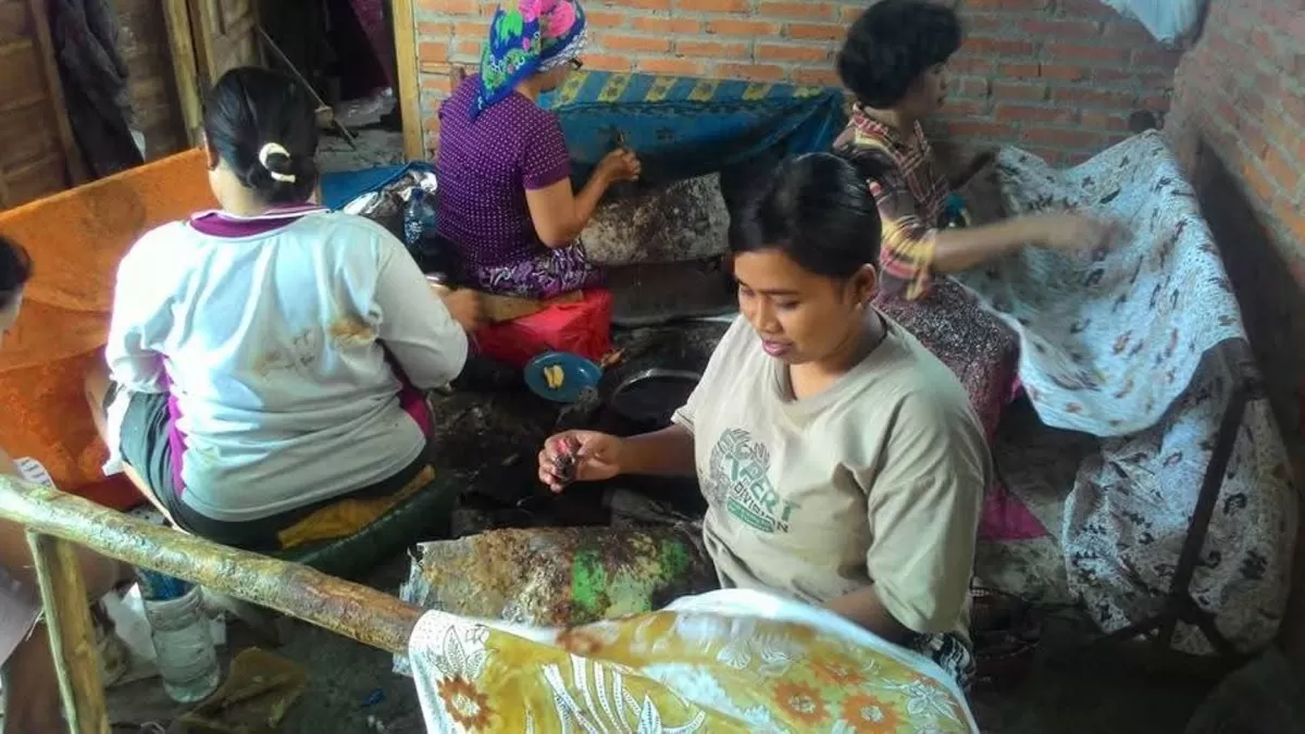 Proses produksi batik Gunung Kendil di Desa Kasreman, Kecamatan Rembang, Kabupaten Rembang, Jawa Tengah.