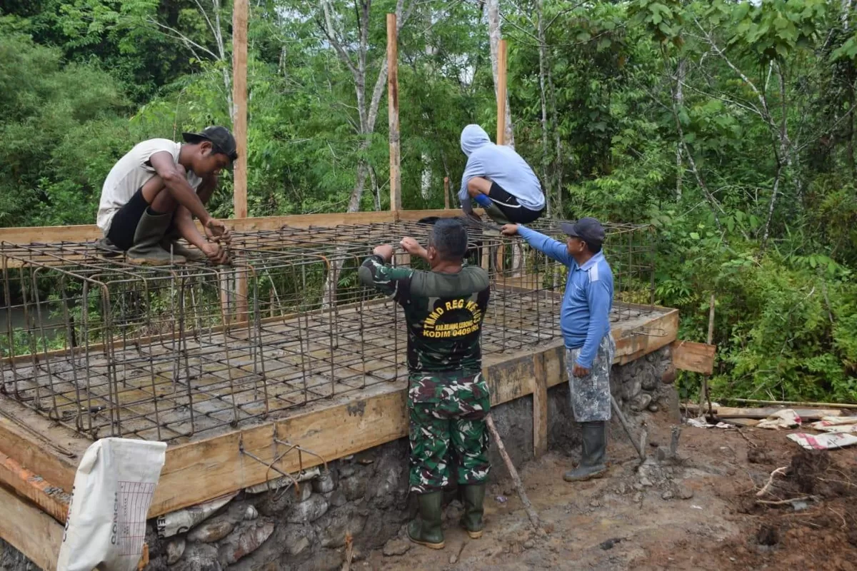 Pembangunan jembatan gantung Garuda di Desa Lubuk Bingin Baru, Kecamatan Sindang Beliti Ilir (SBI), Kabupaten Rejang Lebong kemajuan fisik dilapangan telah mencapai 61 persen.(Foto/Ist)    