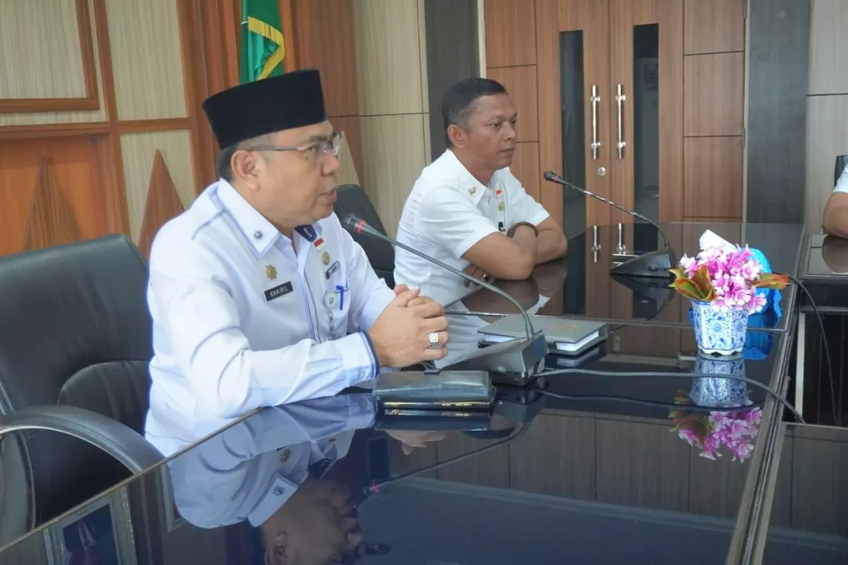 Asisten I Pemprov Bengkulu, Khairil Anwar bersama organisasi OPD terkait menggelar rapat pembentukan tim kajian dalam rangka usulan pemindahan makan Fatmawati Soekarno ke Bengkulu,(Foto/Ist) 