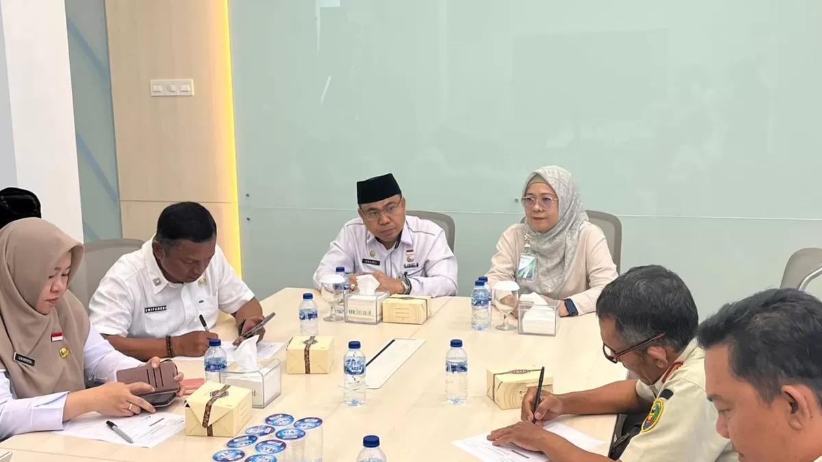 Asisten I Pemprov Bengkulu, Khairil Anwar didampingi Kadis Sosial Bengkulu, Swifanedi mimpin rapat koordinasi memantapan validasi data pekerja rentan tahun 2026 di provinsi ini.(Foto/Ist) 