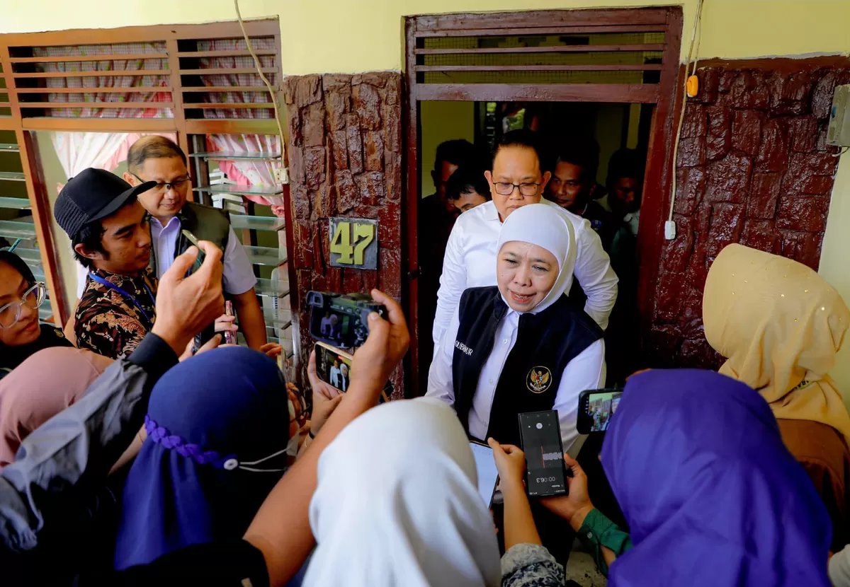 Gubernur Jatim Khofifah Indar Parawansa, saat meninjau rumah yang baru di bedah milik Wandori di Surabaya. (Ist)
