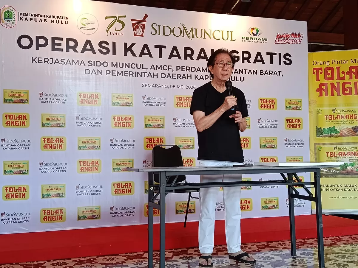 Dirut Sido Muncul Dr (HC) Irwan Hidayat saat memberi sambutan secara daring dalam kegiatan bakti sosial Operasi Katarak di Putusibau, Kapuas Hulu, Kalbar, Jumat (8/5). (SP/Stefy Thenu)
