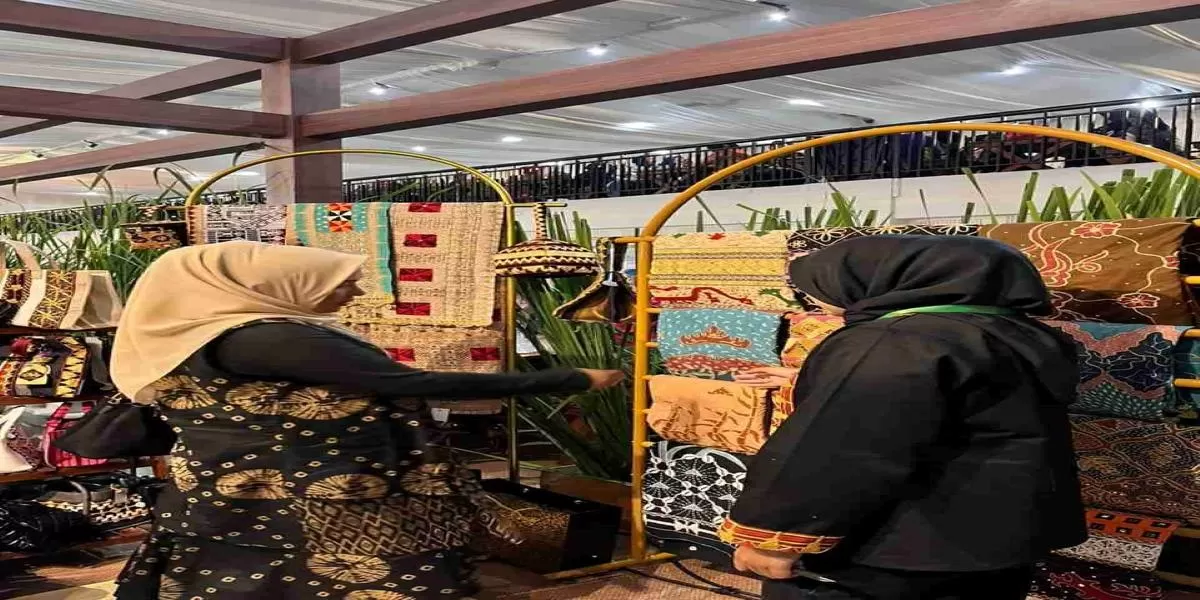 Batik Chacha Mentari Tebar Pesona hasil binaan Kodim 0409 Rejang Lebong berhasil memukau pengunjung pada ajang "Persit Bisa 2" di Jakarta, Kamis pekan lalu.(Foto/Ist)