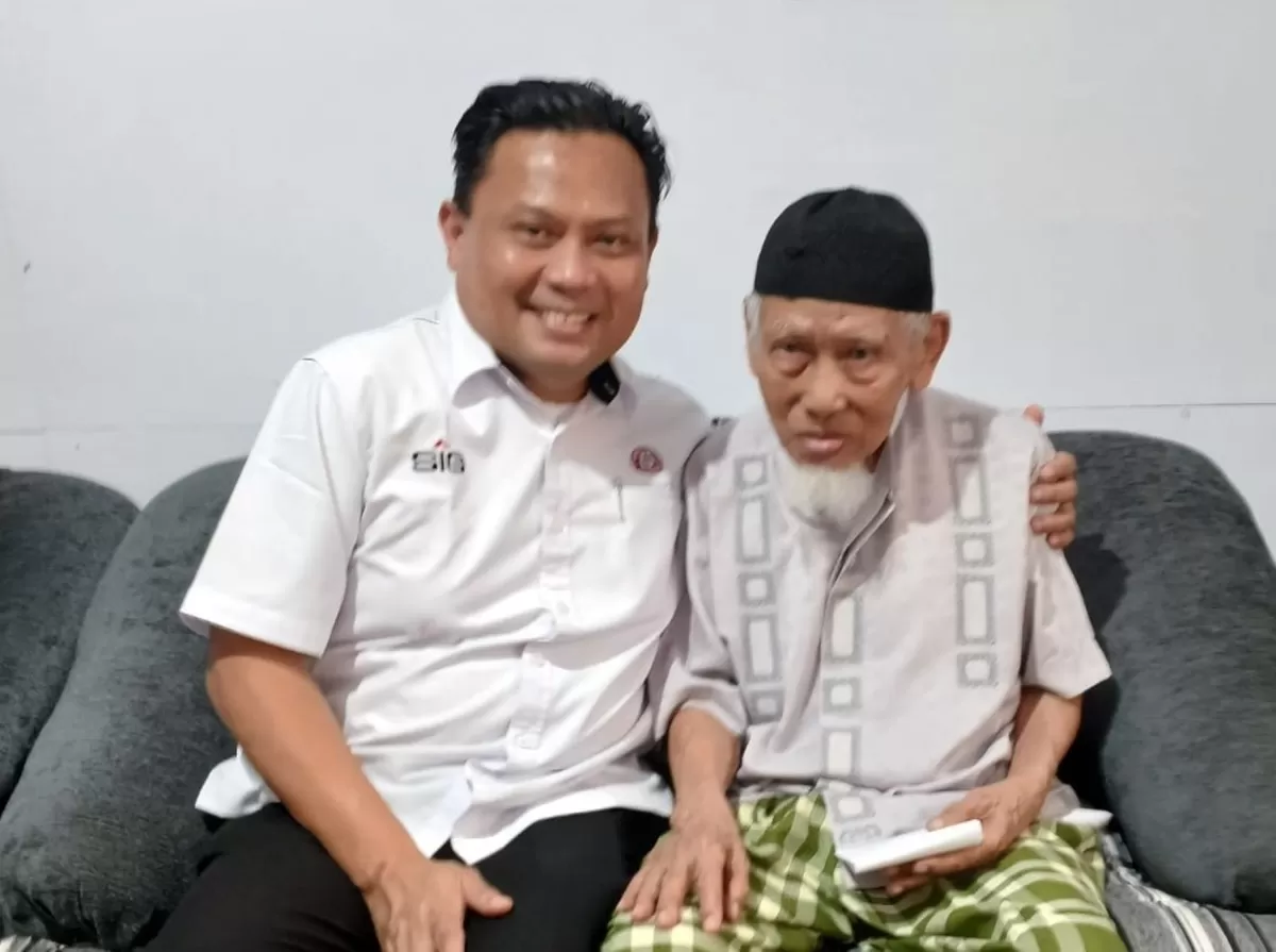 A.Chaeruddin PI., SE. MM. (Direktur Utama Dana Pensiun Semen Tonasa) bersama H Abdul Wahid Walangadi (91) pensiunan Semen Tonasa, (Ist)