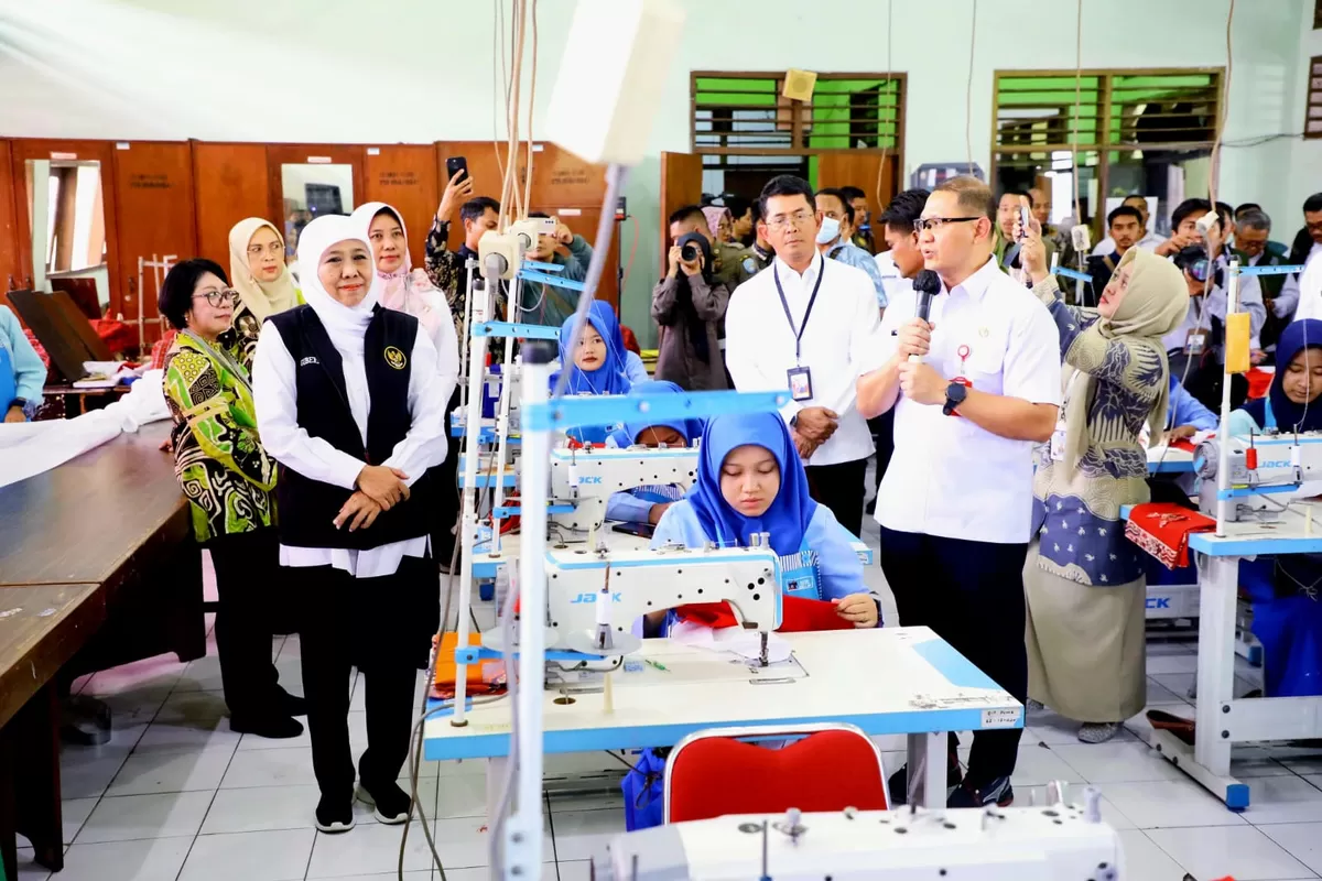 Gubernur Jatim Khofifah Indar Parawansa saat meninjau usaha ketrampilan di Sekolah Menengah Kejuruan. (Ist)