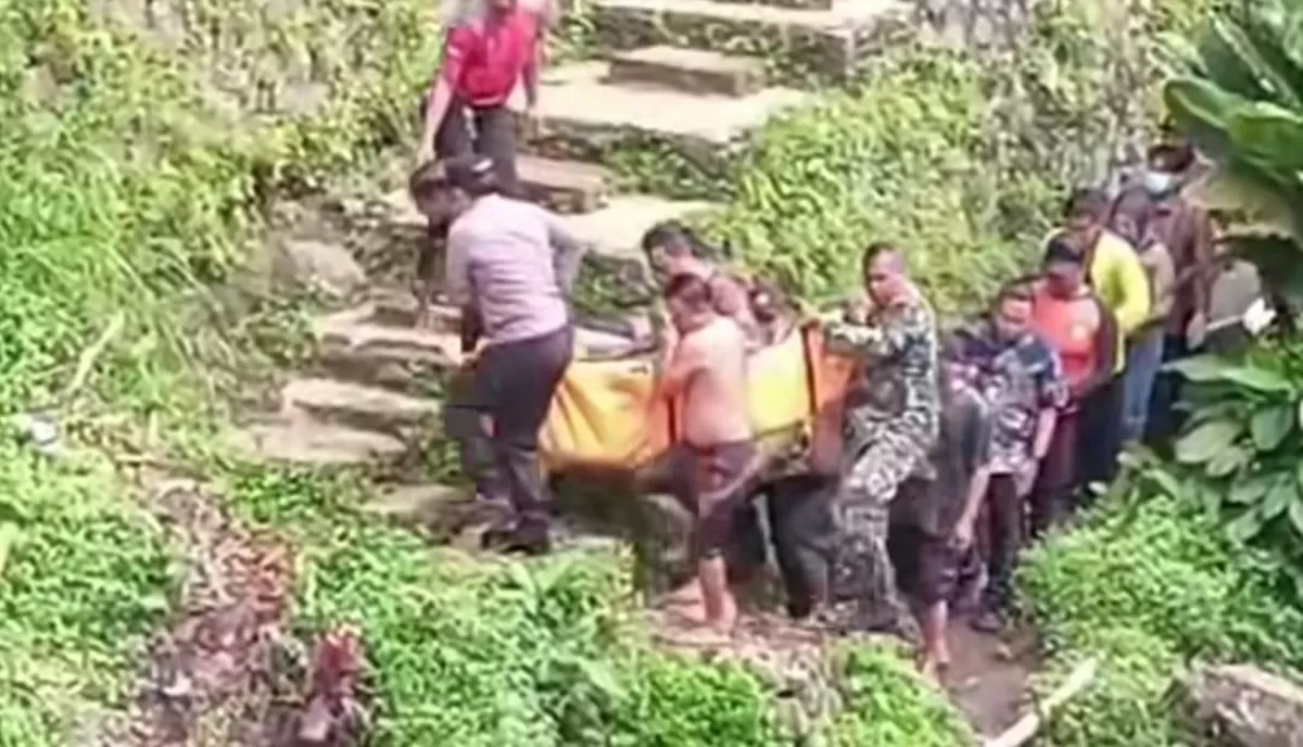 Evakuasi korban tenggelam di Curug Kanesia, Baturraden. (Instagram/setiaji_heroestianto)