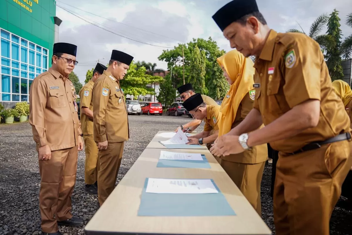 Aparatur Sipil Negara (ASN) Dinas Kesehatan Provinsi Bengkulu menandatangani fakta integritas tidan melakukan gratifikasi dan pungli dalam melaksanakan pelayanan publik di masyarakat.(Foto/Ist)