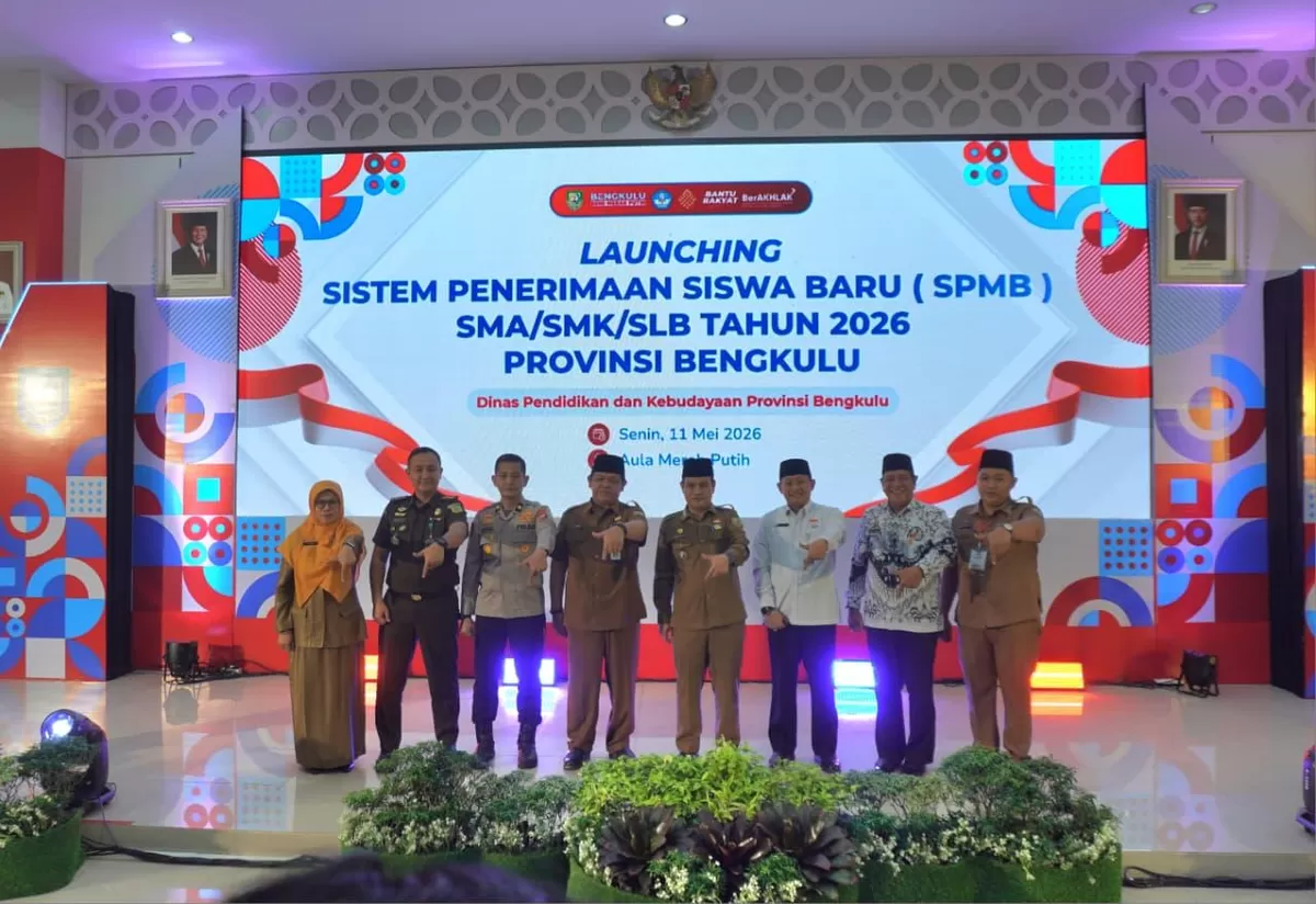Sekda Bengkulu. Herwan Antoni dan Kepala Disdikbud Bengkulu, Zul Hendri foto bersama pada acara laucing pelaksanaan SPBM tingkat SMA/SMK dan SLB tahun ajaran 2026/2027 di Bengkulu.(Foto/Ist)