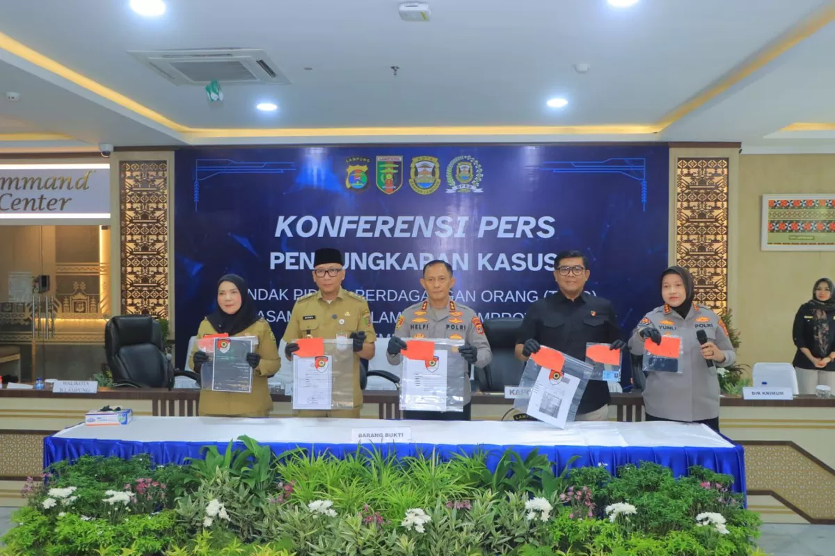 Kapolda Lampung, Irjen Pol Helfi Assegap menggelar konferensi pers atas keberhasilangan mengungkapkan kasus TPPO anak di bawah umur.(Foto/Ist)