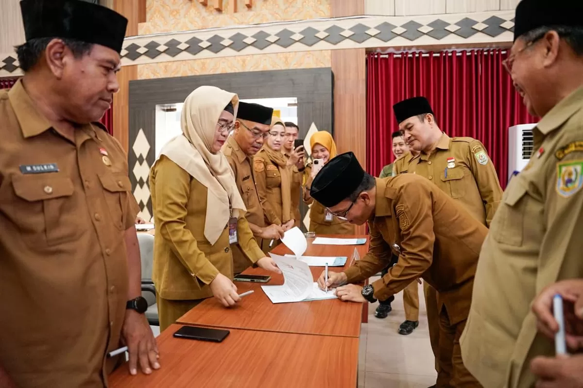 Pejabat dan ASN Pemprov Bengkulu tandatangani surat perjanjian tidak melakukan pungli sama sekali dan memperkuat program bantu rakyat.(Foto/Ist)