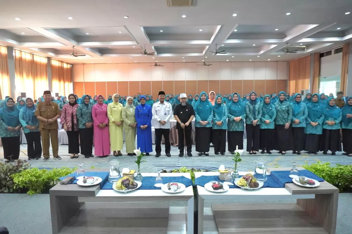 Gubernur Helmi Hasan (pakai peci putih) foto bersama usai membuka Rakortek PKK untuk perkuat 10 program pokok untuk kemjauan daerah.(Foto/Ist)