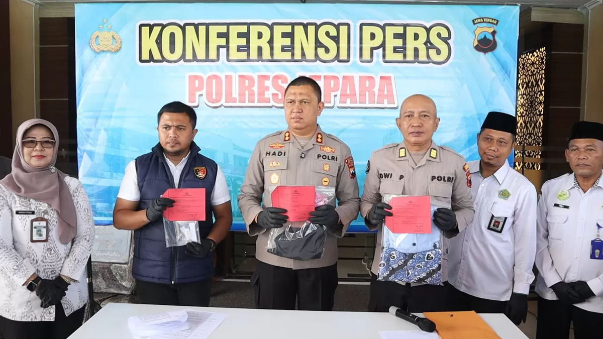 Aparat Polres Jepara berhasil mengungkap praktik bejat yang diduga dilakukan seorang pengajar pondok pesantren berinisial IAJ (60), warga Kecamatan Tahunan.