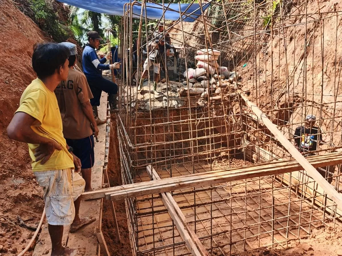 Masyarakat dan TNI melakukan pembangunan jembatan gantung perintis di Desa Kualalangi, Ketahun, Bengkulu Utara langsung didampingi Danramil setempat, Kapten Inf Yudi Triawan.(Foto/Ist)    